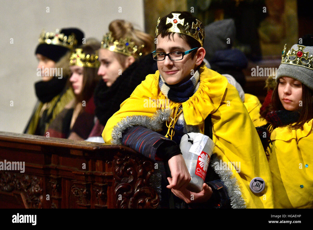 Prag, Tschechische Republik. 6. Januar 2017. Sternsinger gekleidet wie die Heiligen drei Könige und wollen Menschen ein frohes neues Jahr sammeln Geld in verschlossenen Spardosen in St. Thomas Kirche in Prag, Tschechische Republik, 6. Januar 2017. © Michal Kamaryt/CTK Foto/Alamy Live-Nachrichten Stockfoto