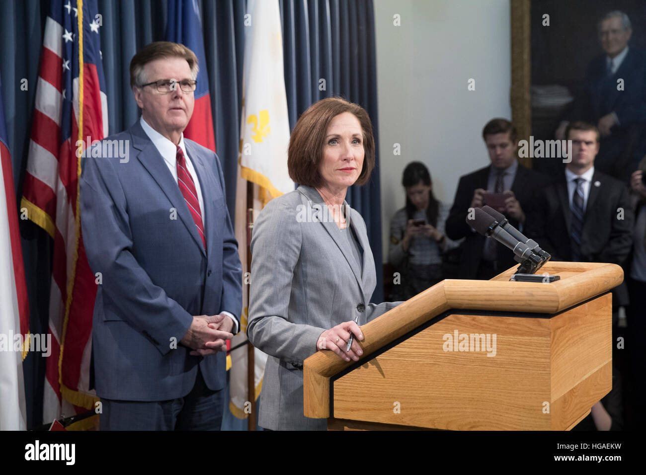 Texas Senator Lois Kolkhorst, (R-Brenham) und Vizegouverneur Dan Patrick umreißen die Einreichung der Senat Bill 6 Privatsphäre Schutzmaßnahmen bekannt als die "Bad Bill". Die Rechnung würde Transgender Texaner mit ihrem Geburt Geschlecht bei der Bestimmung Badezimmergebrauch erfordern. Stockfoto
