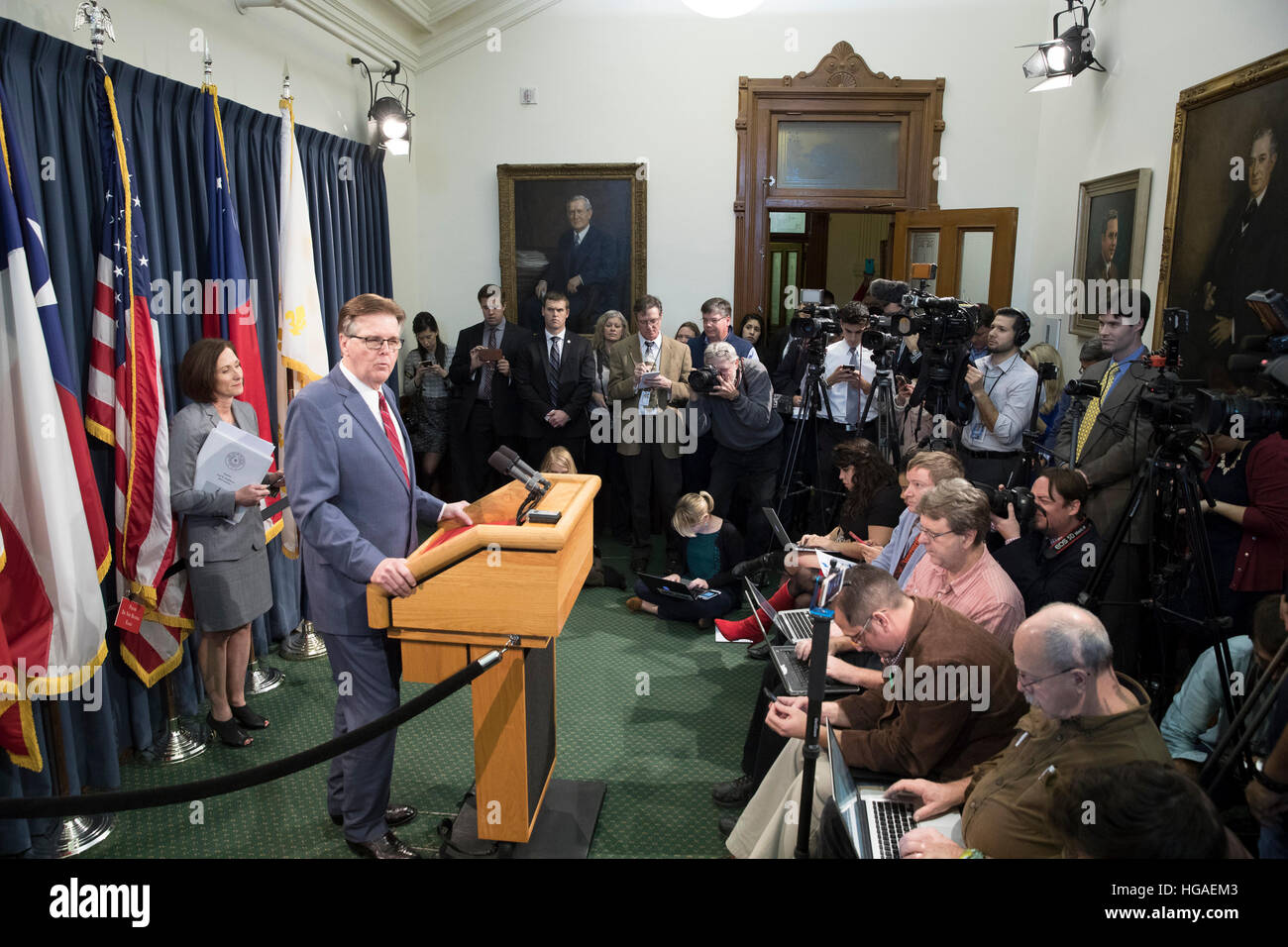 Texas Senator Lois Kolkhorst, (R-Brenham) und Vizegouverneur Dan Patrick umreißen die Einreichung der Senat Bill 6 Privatsphäre Schutzmaßnahmen bekannt als die "Bad Bill". Die Rechnung würde Transgender Texaner mit ihrem Geburt Geschlecht bei der Bestimmung Badezimmergebrauch erfordern. Stockfoto