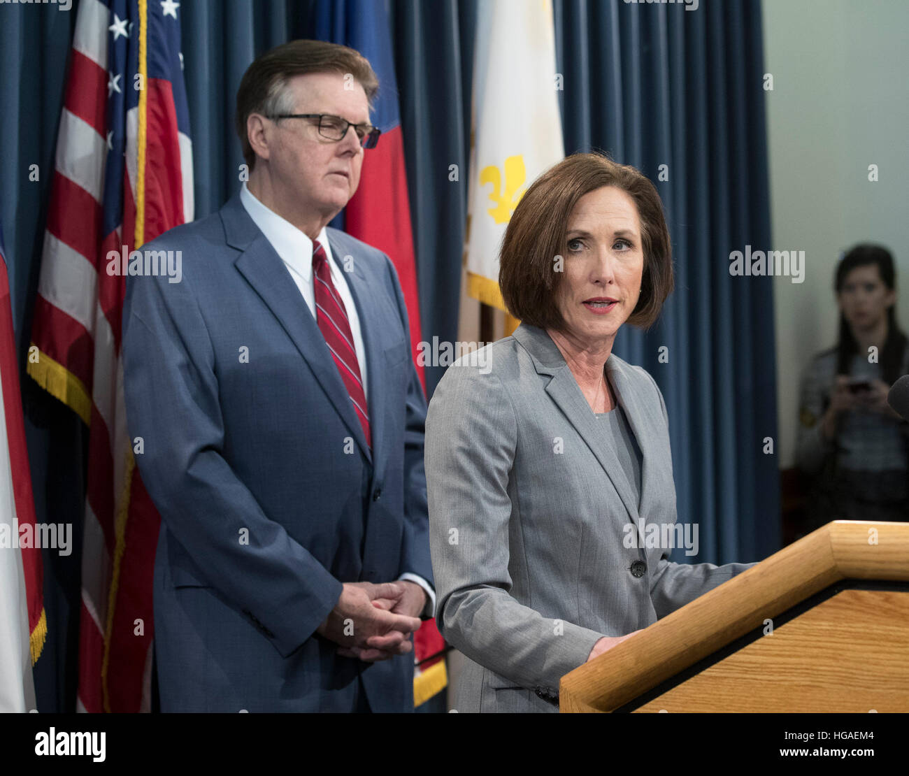 Texas Senator Lois Kolkhorst, (R-Brenham) und Vizegouverneur Dan Patrick umreißen die Einreichung der Senat Bill 6 Privatsphäre Schutzmaßnahmen bekannt als die "Bad Bill". Die Rechnung würde Transgender Texaner mit ihrem Geburt Geschlecht bei der Bestimmung Badezimmergebrauch erfordern. Stockfoto