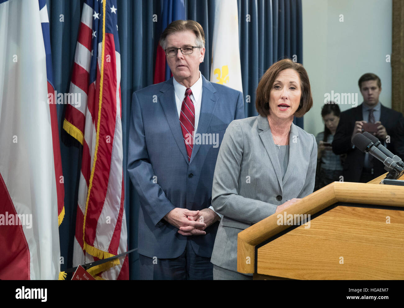 Texas Senator Lois Kolkhorst, (R-Brenham) und Vizegouverneur Dan Patrick umreißen die Einreichung der Senat Bill 6 Privatsphäre Schutzmaßnahmen bekannt als die "Bad Bill". Die Rechnung würde Transgender Texaner mit ihrem Geburt Geschlecht bei der Bestimmung Badezimmergebrauch erfordern. Stockfoto