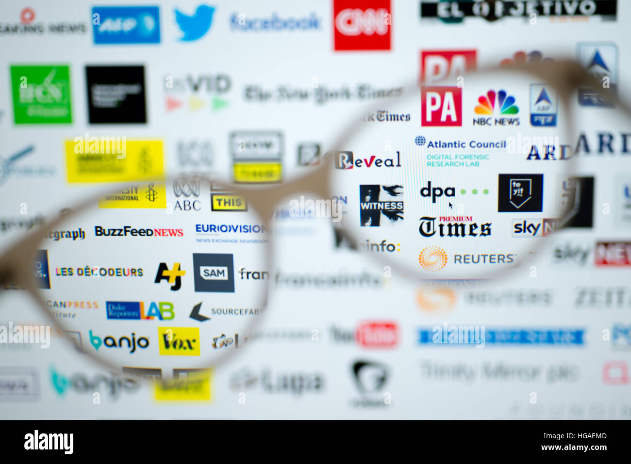 Berlin, Deutschland. 6. Januar 2017. ILLUSTRATION - ein anschauliches Bild von der Internet-Seite der so genannten ersten Entwurf Koalition, ein Netzwerk von Medien und Internet-Unternehmen, die gegen "gefälschte Nachrichten", aufgenommen in Berlin, Deutschland, 06 Januar zusammengeschlossen haben. Foto: Monika Skolimowska/Dpa/Alamy Live News Stockfoto