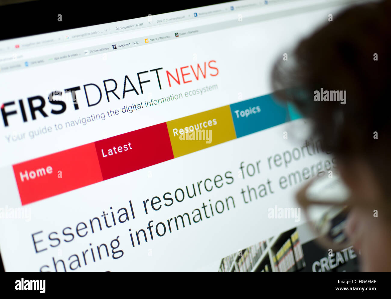 Berlin, Deutschland. 6. Januar 2017. ILLUSTRATION - ein anschauliches Bild von der Internet-Seite der so genannten ersten Entwurf Koalition, ein Netzwerk von Medien und Internet-Unternehmen, die gegen "gefälschte Nachrichten", aufgenommen in Berlin, Deutschland, 06 Januar zusammengeschlossen haben. Foto: Monika Skolimowska/Dpa/Alamy Live News Stockfoto