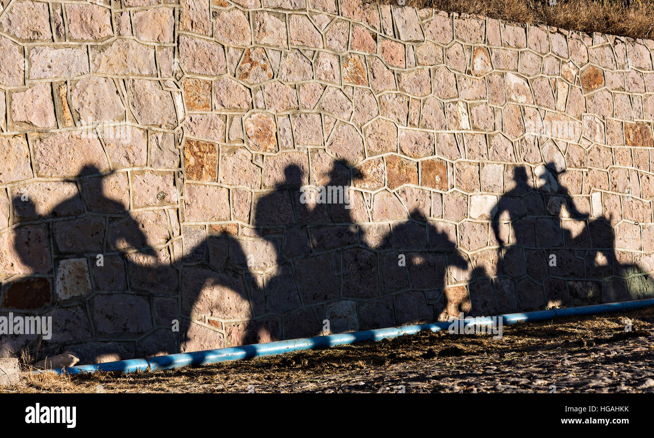 Silao, Mexiko. 6. Januar 2017. Mexikanische Cowboys Schatten entlang einer Wand, wie sie an die Spitze der Klondike Mountain während der jährlichen Wallfahrt Cabalgata de Cristo Rey 6. Januar 2017 in Guanajuato, Mexiko fahren. Tausende von mexikanischen Cowboys und Pferde beteiligen sich die drei-Tages-Fahrt zum Berggipfel Schrein von Christo Rey. © Planetpix/Alamy Live-Nachrichten Stockfoto