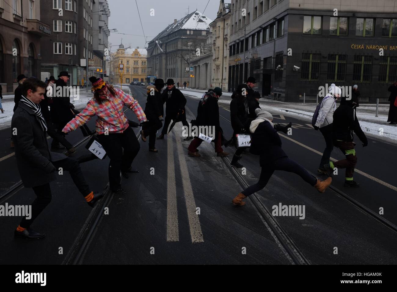 Ostrava, Tschechische Republik. 7. Januar 2017. Internationalen Silly Walk-Tag in Ostrava. Silly Walk inspiriert von Monty Python-Comedy-Sketch in Ostrava, Tschechische Republik. Bildnachweis: Matthew Thompson/Alamy Live-Nachrichten Stockfoto