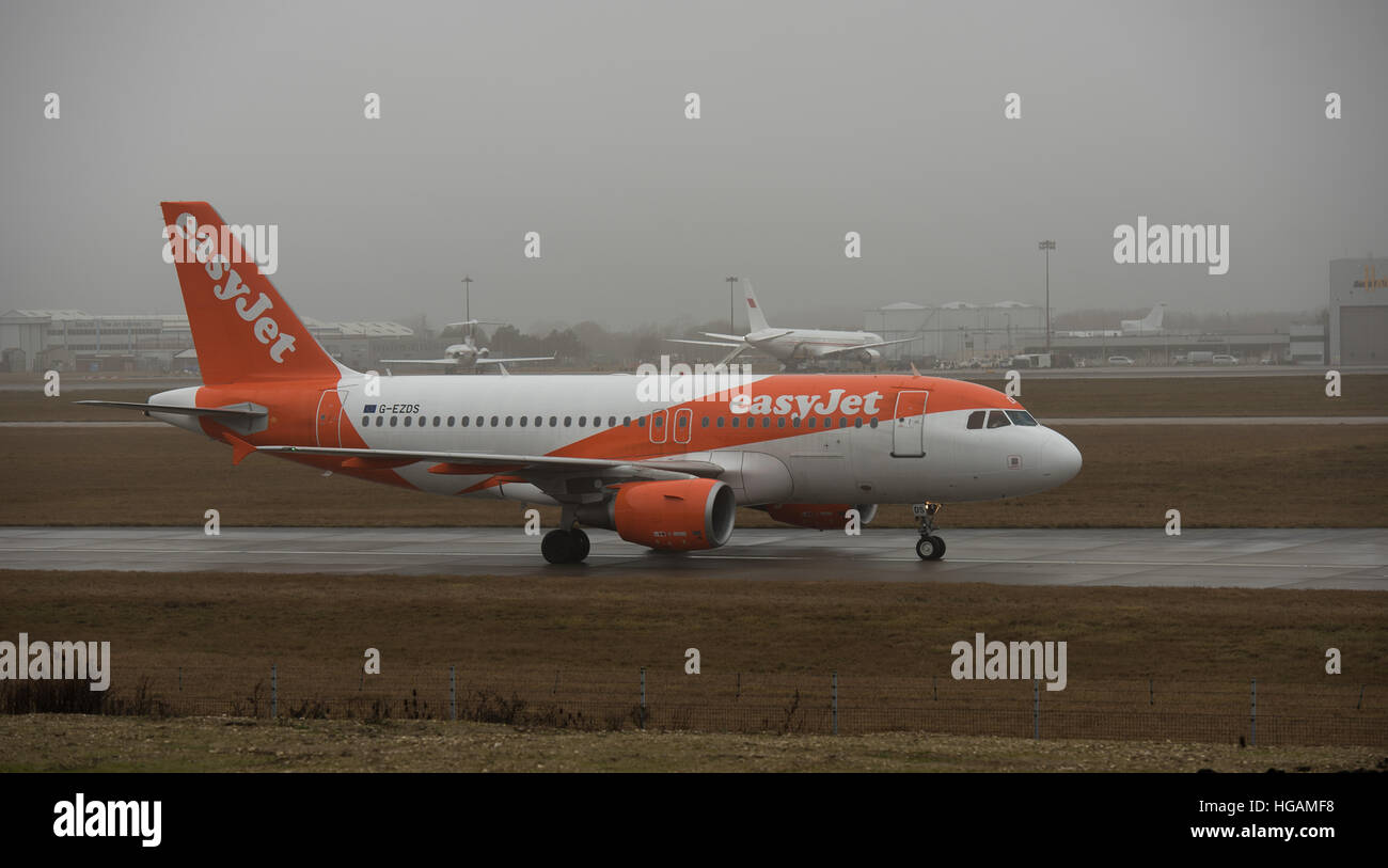 Stansted Flughafen: 7. Januar 2017: Flugzeug an einem nebligen Flughafen, Easyjet Airbus A310-111 Credit: Ian Davidson/Alamy Live News Stockfoto