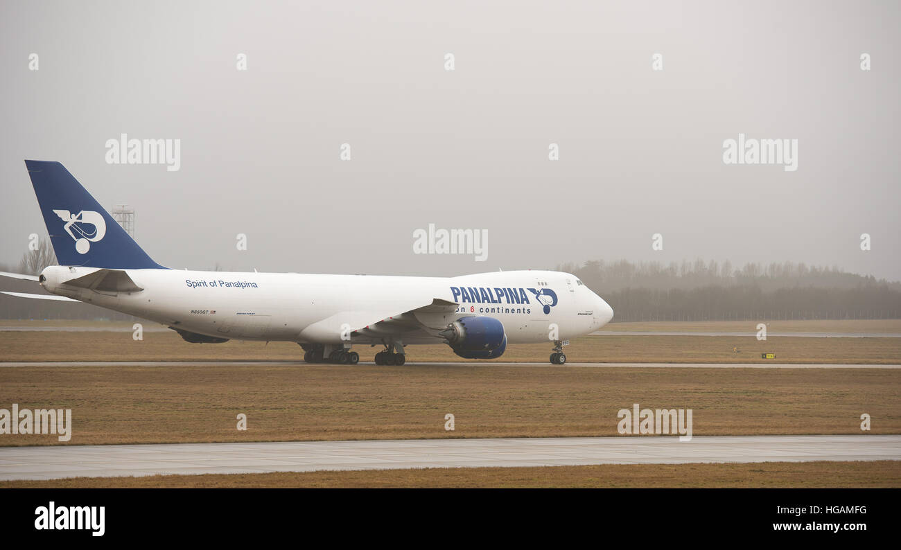 Vom Flughafen Stansted: 7. Januar 2017: Mit dem Flugzeug an einem nebligen Flughafen Geist von Panalpina, Boeing 747-87 U Credit: Ian Davidson/Alamy leben Nachrichten Stockfoto