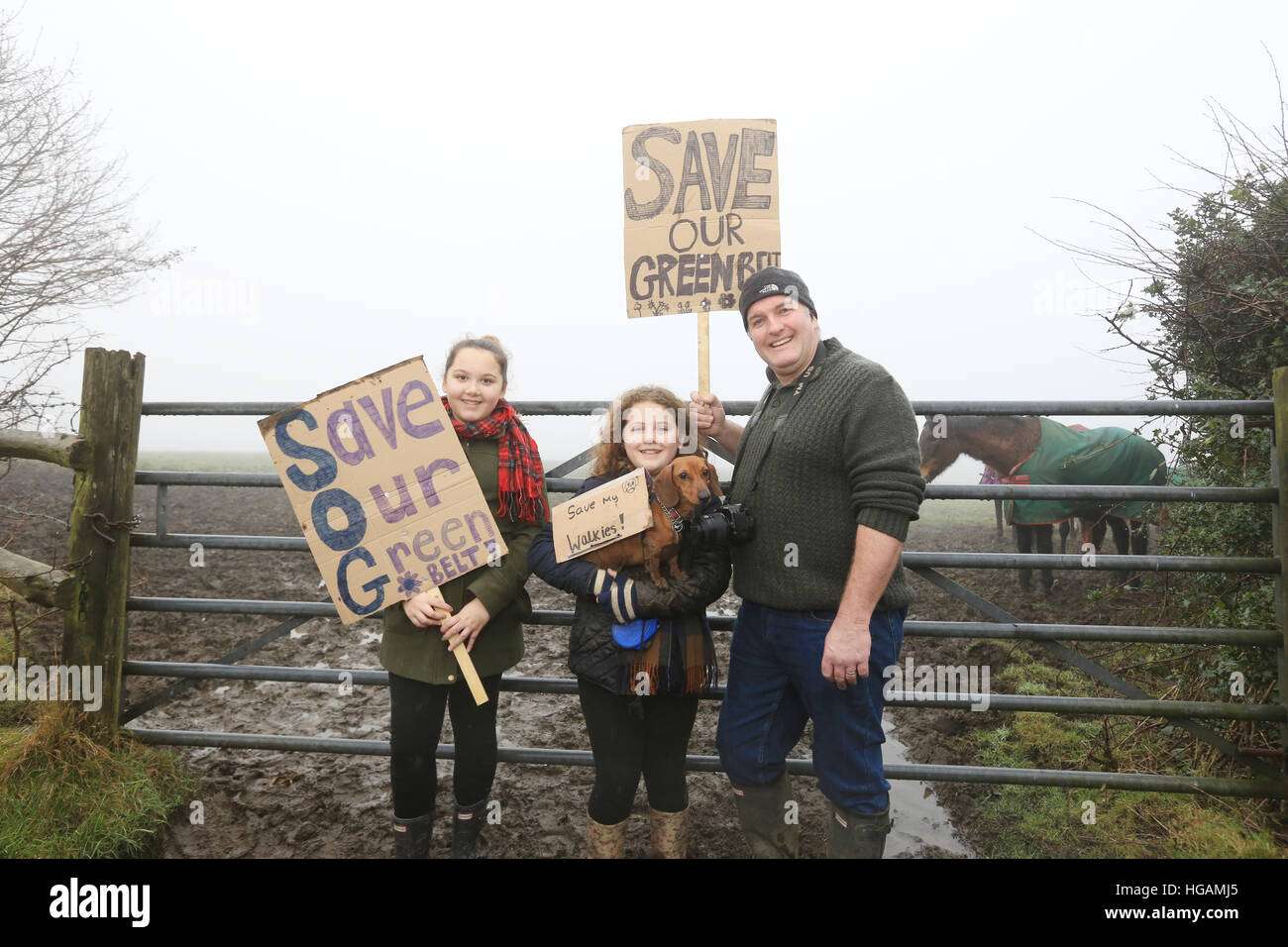 Rochdale, Lancashire, UK. 7. Januar 2017. Demonstranten standen vor einem Feld mit Plakaten, die'speichern unsere Green Belt", gelesen Bamford, Rochdale, 7. Januar 2017 © Barbara Koch/Alamy Live-Nachrichten Stockfoto