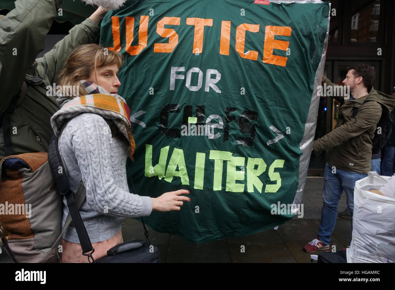 London, UK. 7. Januar 2017. Demonstranten aus UVW Union protestiert gegen Harrods angeblich unter 75 % der Restaurant-Service-Gebühren auf 7. Januar 2017, in Knightsbridge, London, UK. Sehen von Li/Bildnachweis Hauptstadt: siehe Li/Alamy Live News Stockfoto