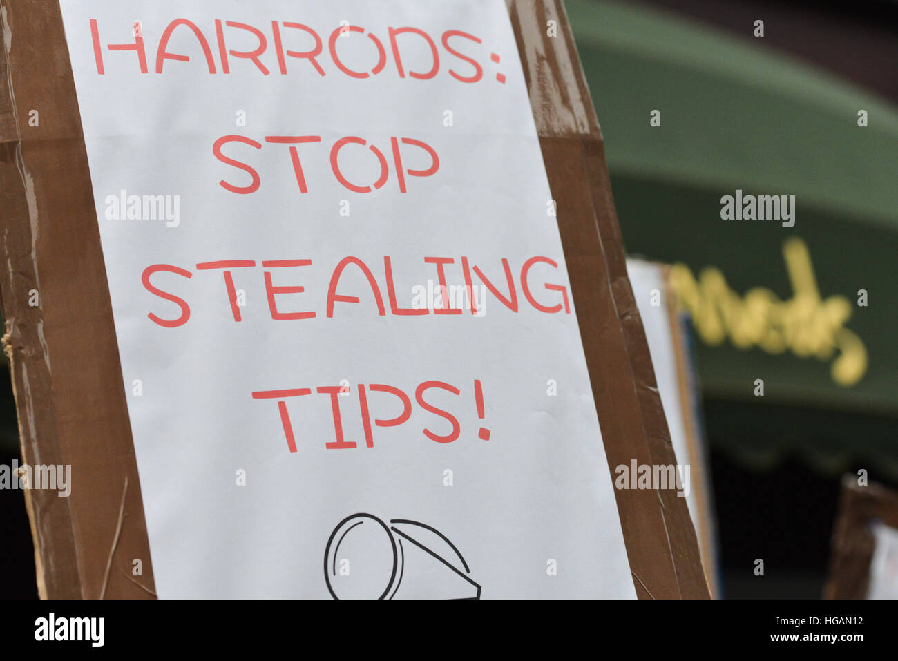 Harrods, Knightsbridge, London, UK. 7. Januar 2017. Kellner Tipps protest außerhalb Harrods in Knightsbridge, Stockfoto