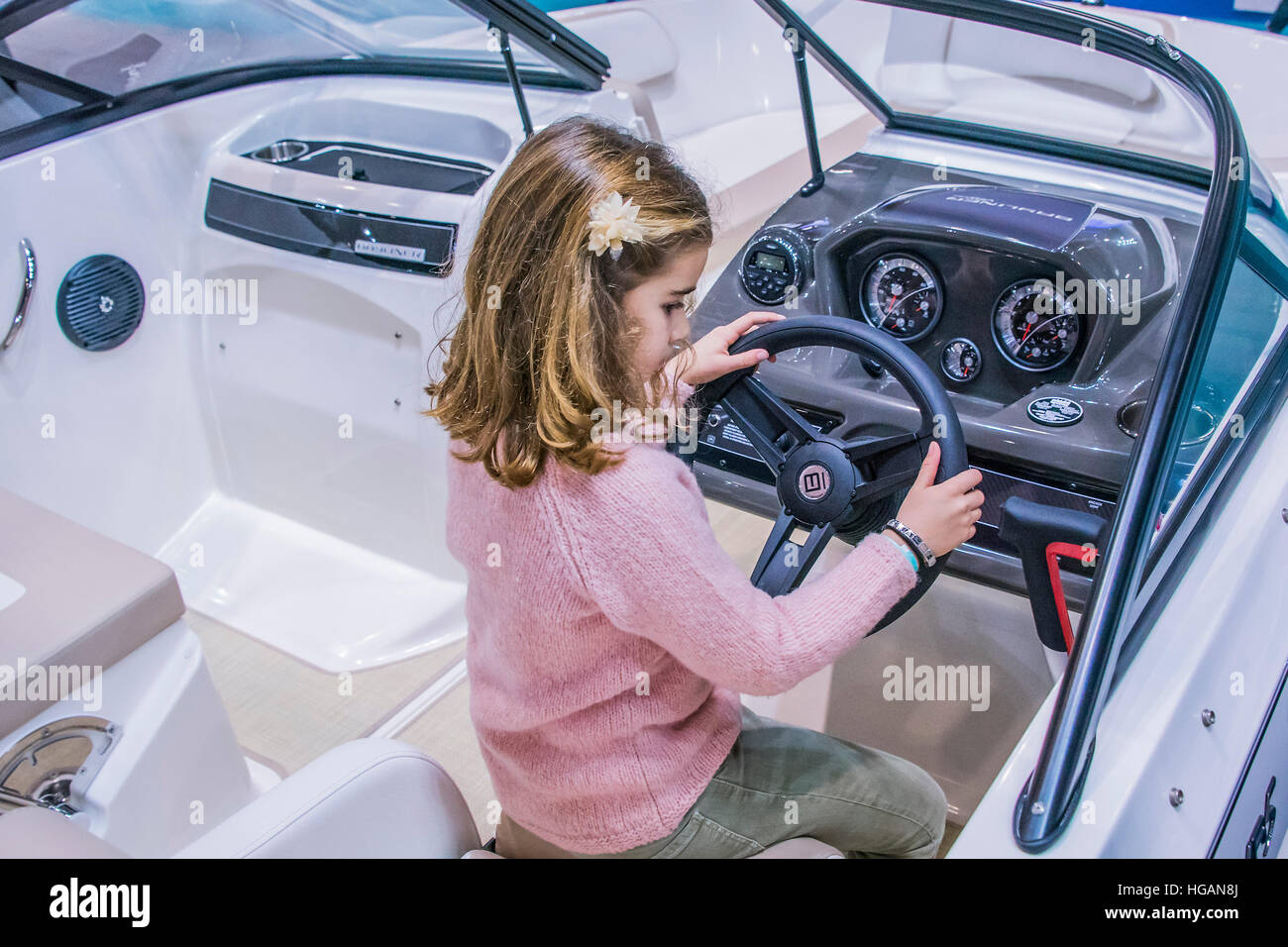 London, UK. 7. Januar 2017. Ein junges Mädchen übernimmt die Kontrolle über eine Bayliner - The London Boat Show im Excel Centre eröffnet. London, 7. Januar 2017 © Guy Bell/Alamy Live News Stockfoto