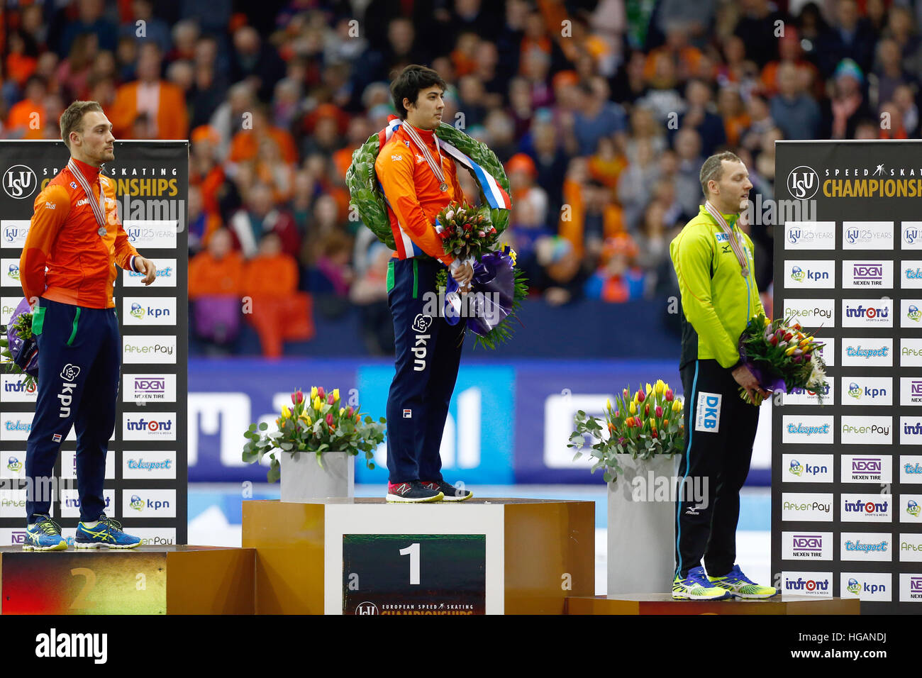 Deutsche Eisschnellläuferin Nico Ihle (r) auf dem Podium auf der Frühjahrstagung des Europäischen Meisterschaften in Heerenveen, Niederlande, 7. Januar 2017 abgebildet. Er gewann Bronze hinter Kai Verbij (c) und Kjeld Nuis (beide Niederländisch). Foto: Vincent Jannik/Vincent Jannik/Dpa Stockfoto