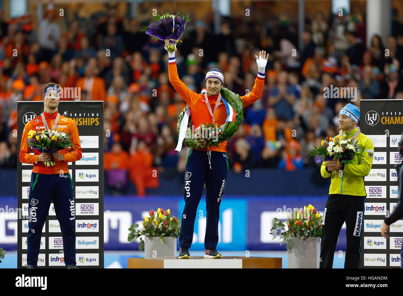 Deutsche Eisschnellläuferin Nico Ihle (r) auf dem Podium auf der Frühjahrstagung des Europäischen Meisterschaften in Heerenveen, Niederlande, 7. Januar 2017 abgebildet. Er gewann Bronze hinter Kai Verbij (c) und Kjeld Nuis (beide Niederländisch). Foto: Vincent Jannik/Vincent Jannik/Dpa Stockfoto