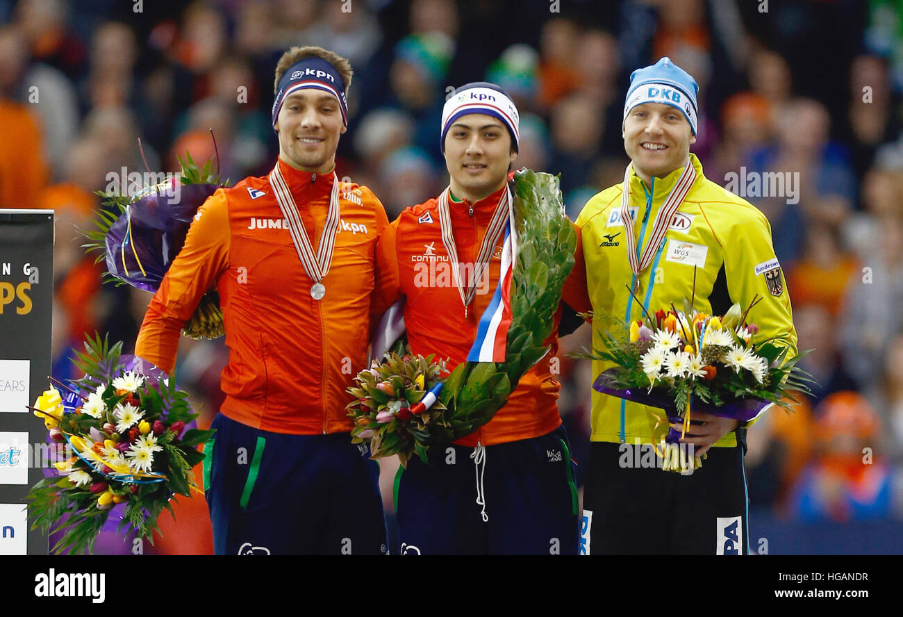 Deutsche Eisschnellläuferin Nico Ihle (r) auf dem Podium auf der Frühjahrstagung des Europäischen Meisterschaften in Heerenveen, Niederlande, 7. Januar 2017 abgebildet. Er gewann Bronze hinter Kai Verbij (c) und Kjeld Nuis (beide Niederländisch). Foto: Vincent Jannik/Vincent Jannik/Dpa Stockfoto