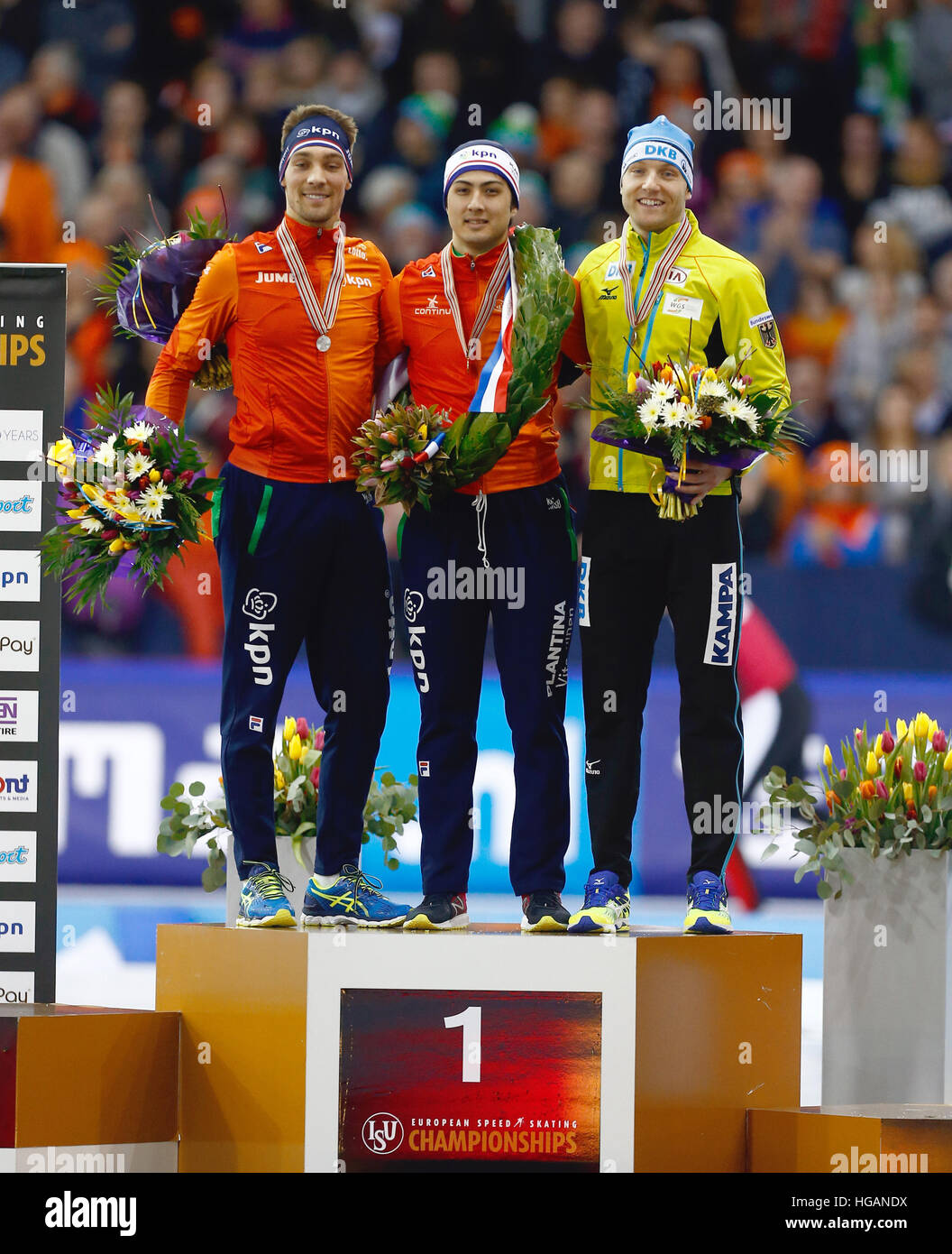 Deutsche Eisschnellläuferin Nico Ihle (r) auf dem Podium auf der Frühjahrstagung des Europäischen Meisterschaften in Heerenveen, Niederlande, 7. Januar 2017 abgebildet. Er gewann Bronze hinter Kai Verbij (c) und Kjeld Nuis (beide Niederländisch). Foto: Vincent Jannik/Vincent Jannik/Dpa Stockfoto