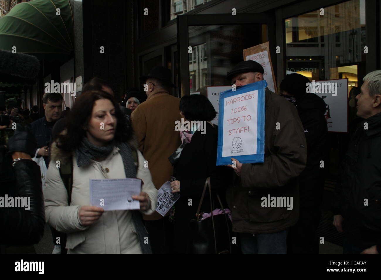 London, UK. 7. Januar 2017. Demonstranten zeigen außerhalb Kaufhaus Harrods. Der Protest wurde von der United Voices der Welt Gewerkschaften zur Unterstützung der Kellner bei Harrods, organisiert, die die Union sagen nicht alle das Geld als Tipps gegeben, sie erhalten. Roland Ravenhill / Alamy Live News Stockfoto