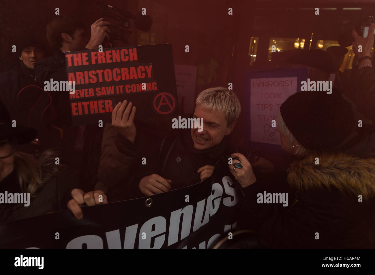 London, UK. 7. Januar 2017. United Voices der Weltunion organisiert Protest vor dem Luxuskaufhaus Harrods über Tipps Politik in ihrer kulinarischen Abteilung des Unternehmens. Etwa 25 % der die 12,5 % Service Charge hinzugefügt, um Restaurants Kunden Rechnungen sind unter catering Personal während Harrods, im Besitz der katarischen Königsfamilie den Rest hält geteilt. Die Demonstranten von anarchistischen Aktivisten aus Klassenkampf Forderung nach transparenten Tipps Politik unterstützt und behauptete, dass 100 % der Servicegebühr für die Arbeitnehmer gehen sollte. Wiktor Szymanowicz/Alamy Live-Nachrichten Stockfoto