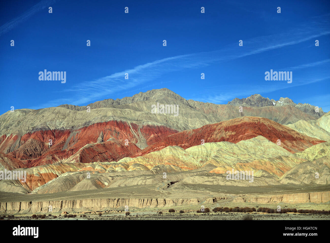 Haixi. 6. Januar 2017. Foto aufgenommen am 6. Januar 2017 zeigt die Landschaft von Danxia Landform im Suli Township von Tianjun County Haixi Mongolisch-tibetischen autonomen Präfektur, Nordwesten Chinas Provinz Qinghai. Die Danxia Landform bezieht sich auf Landschaften, die aus einem roten Bett, geprägt von steilen Klippen bestehen. © Wang Bo/Xinhua/Alamy Live-Nachrichten Stockfoto