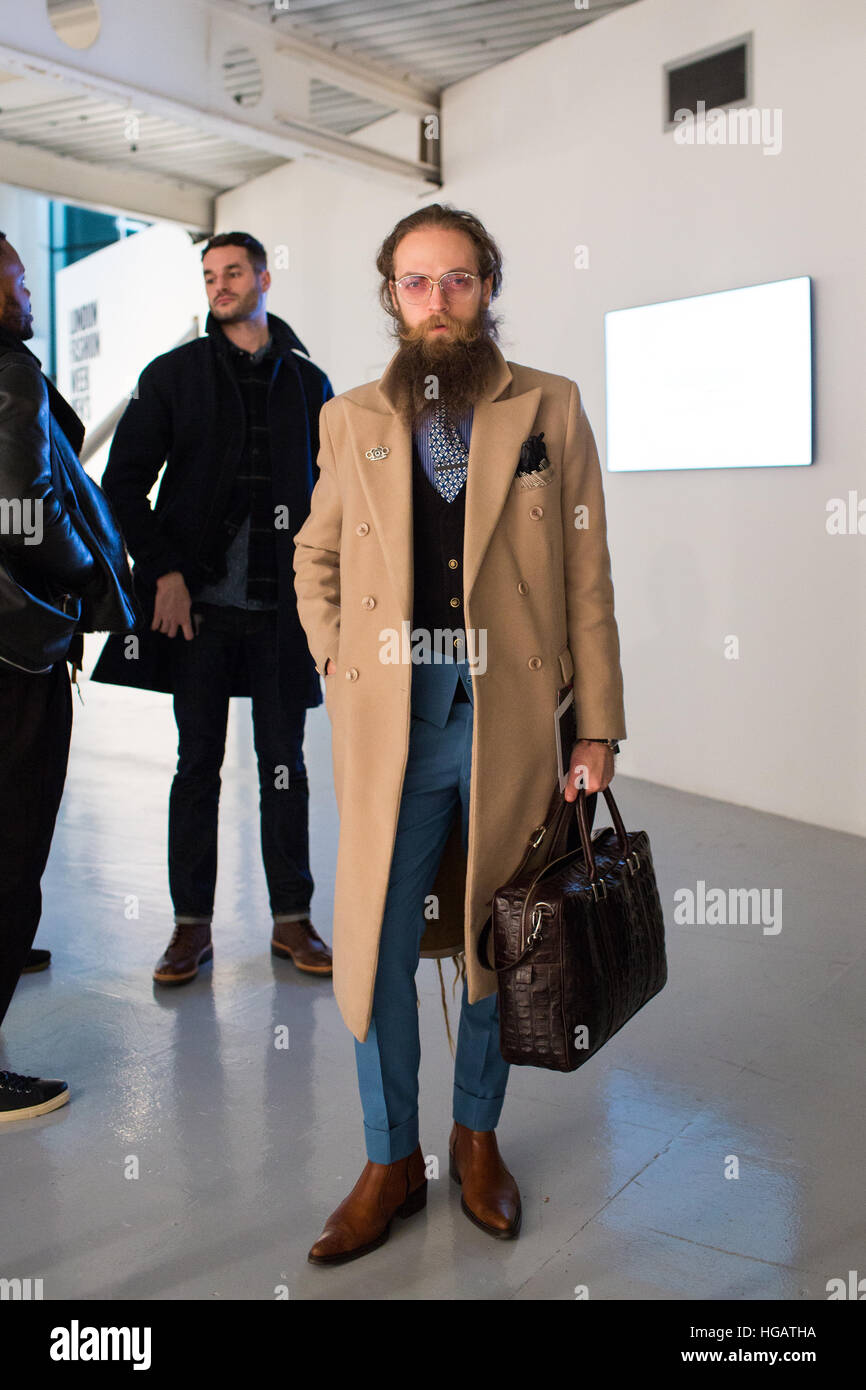 London, Vereinigtes Königreich. 6. Januar 2017. Laufsteg zeigen Teilnehmer Designer Liam Hodges Herbst/Winter 2017 Kollektion auf der London Fashion Woche Männer. Kathy Li/Alamy Live-Nachrichten Stockfoto