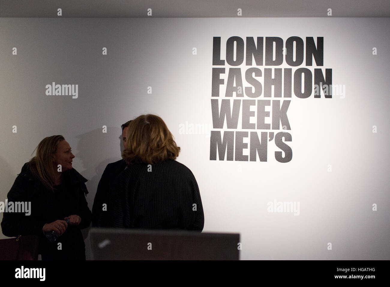 London, Vereinigtes Königreich. 6. Januar 2017. Drücken Sie Akkreditierungsschalter London Fashion Woche Herren Herbst/Winter 2017. Kathy Li/Alamy Live-Nachrichten Stockfoto