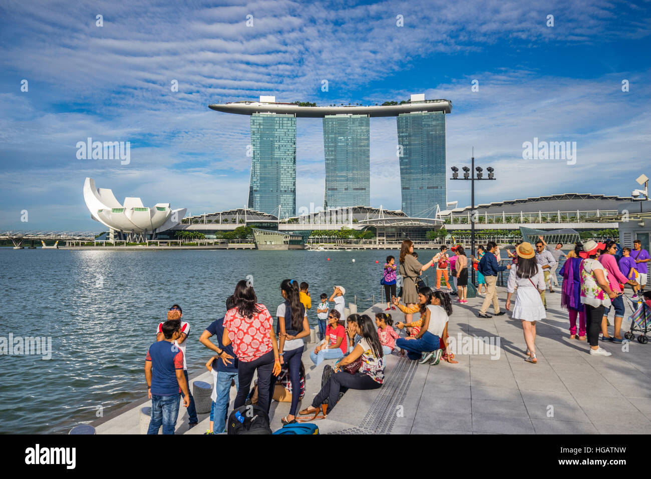 Singapur, Blick auf die Marina Bay Sands Resort, Bayfront Shoppes und tulpenförmige ArtScience Museum in Marina Bay Stockfoto
