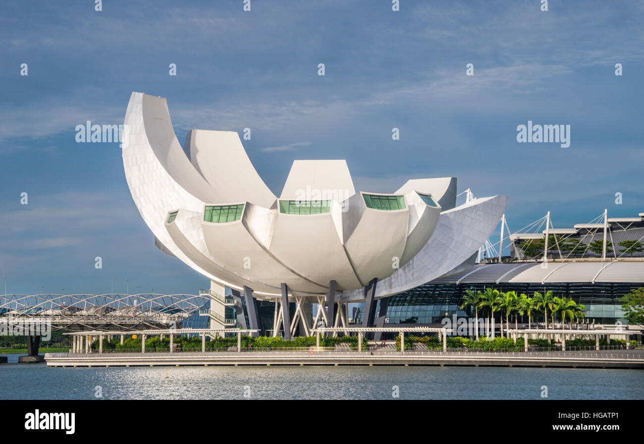 Singapur, Blick auf den blumenförmigen ArtScience Museum von Marina Bay Stockfoto