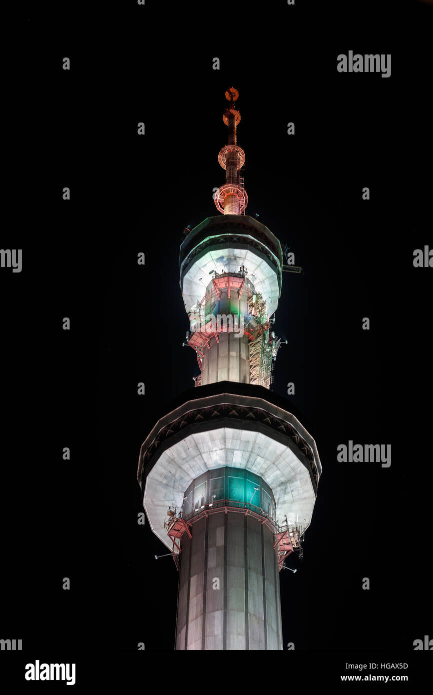 Detail der TV-Sender auf dem Turm-Kasachstan Almaty in der Nacht Stockfoto