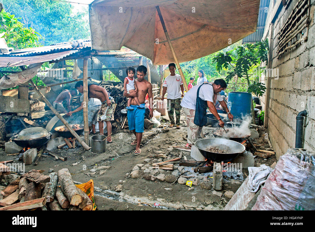 Philippinische Großfamilien Kochen in ihren schmutzigen Außenküche. Stockfoto