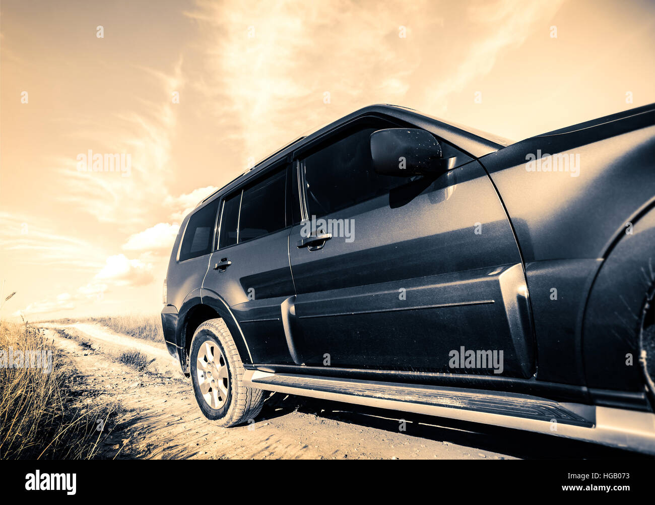 SUV  im natürlichen Lebensraum (Formen, Details und Farbe hier ist stark verarbeitet) Stockfoto