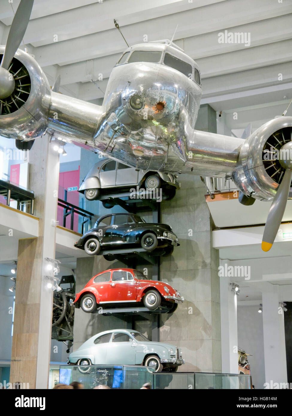 Autos und Flugzeug auf die Entstehung der modernen Welt Gallery, London Science Museum Stockfoto