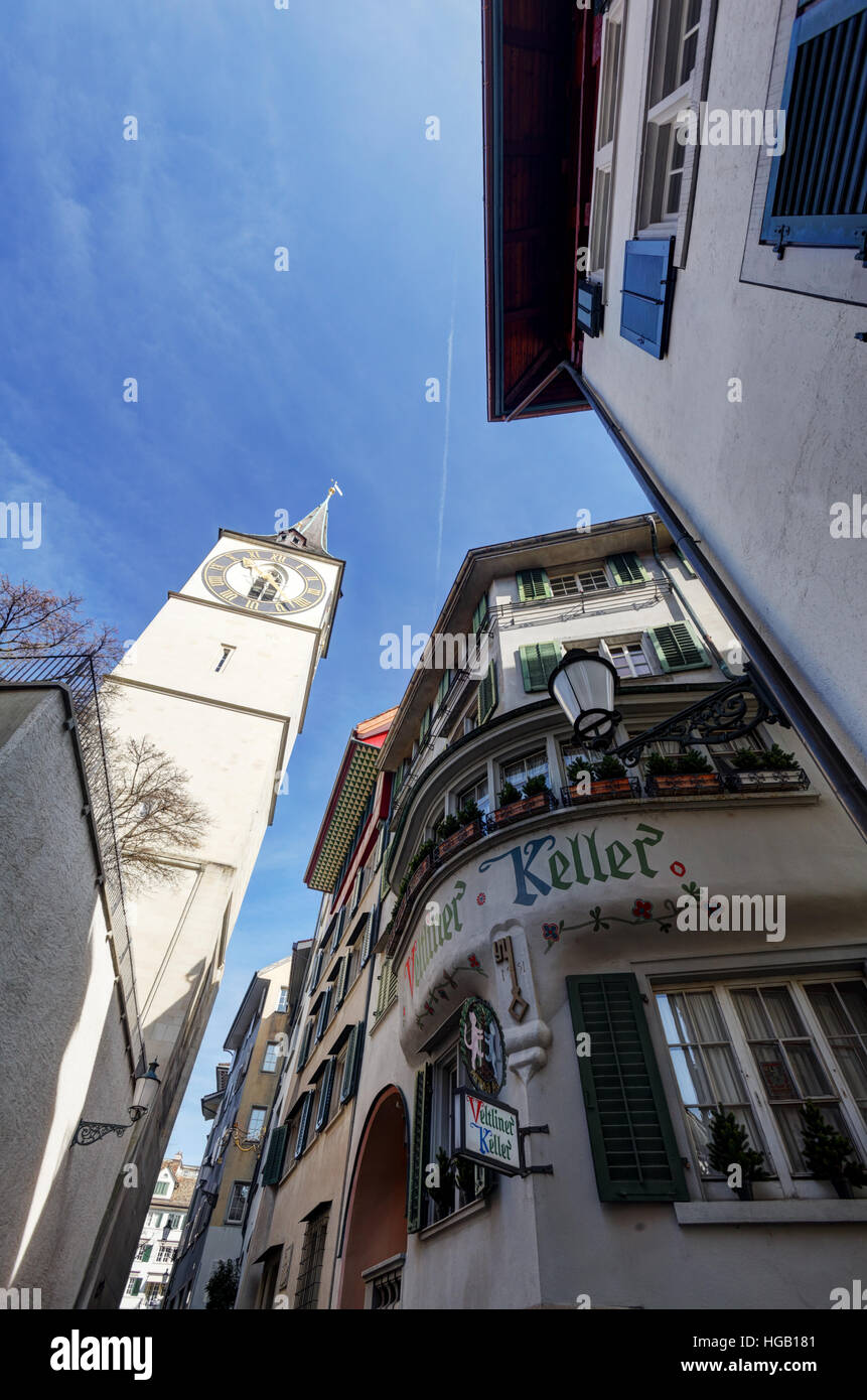 St. Peter Kirche Turm und gepflasterten Straßen, alten Stadt Zürich, Schweiz Stockfoto