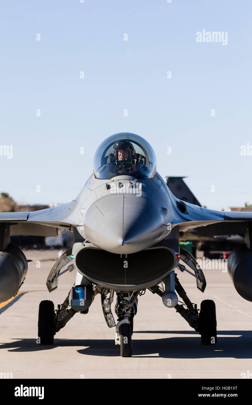 Ein US-Air Force F - 16C Fighting Falcon macht Endkontrolle vor dem abheben. Stockfoto