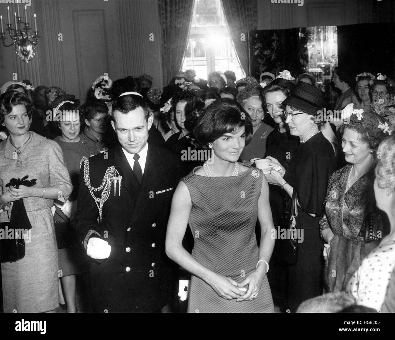First Lady Jacqueline Kennedy empfängt die Gäste vor einem Empfang. Stockfoto