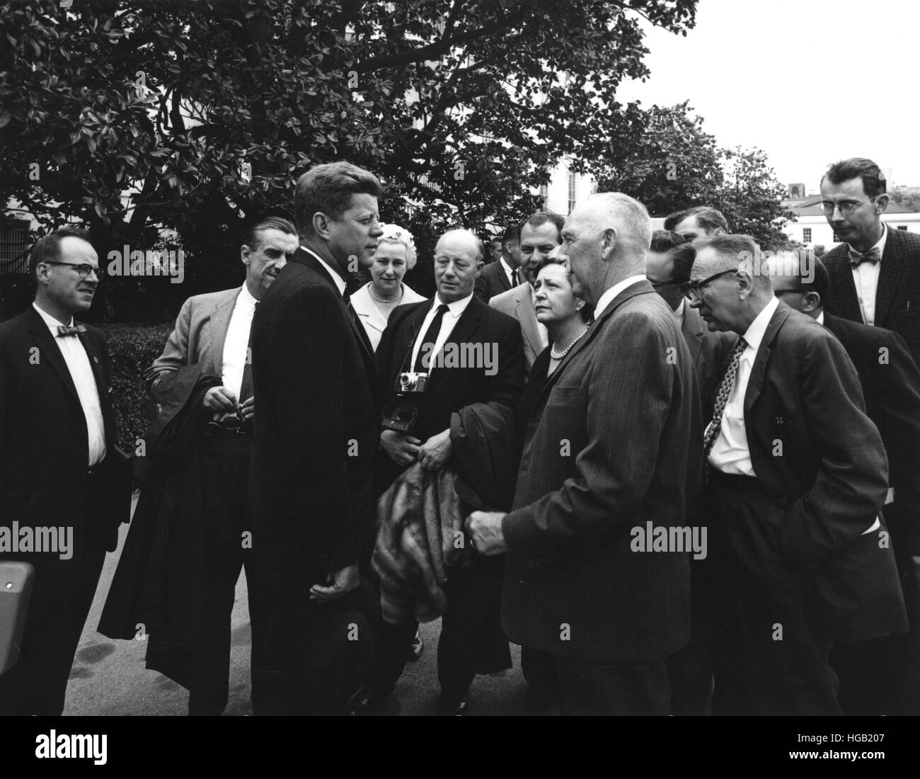 Präsident John F. Kennedy besucht mit Reportern. Stockfoto