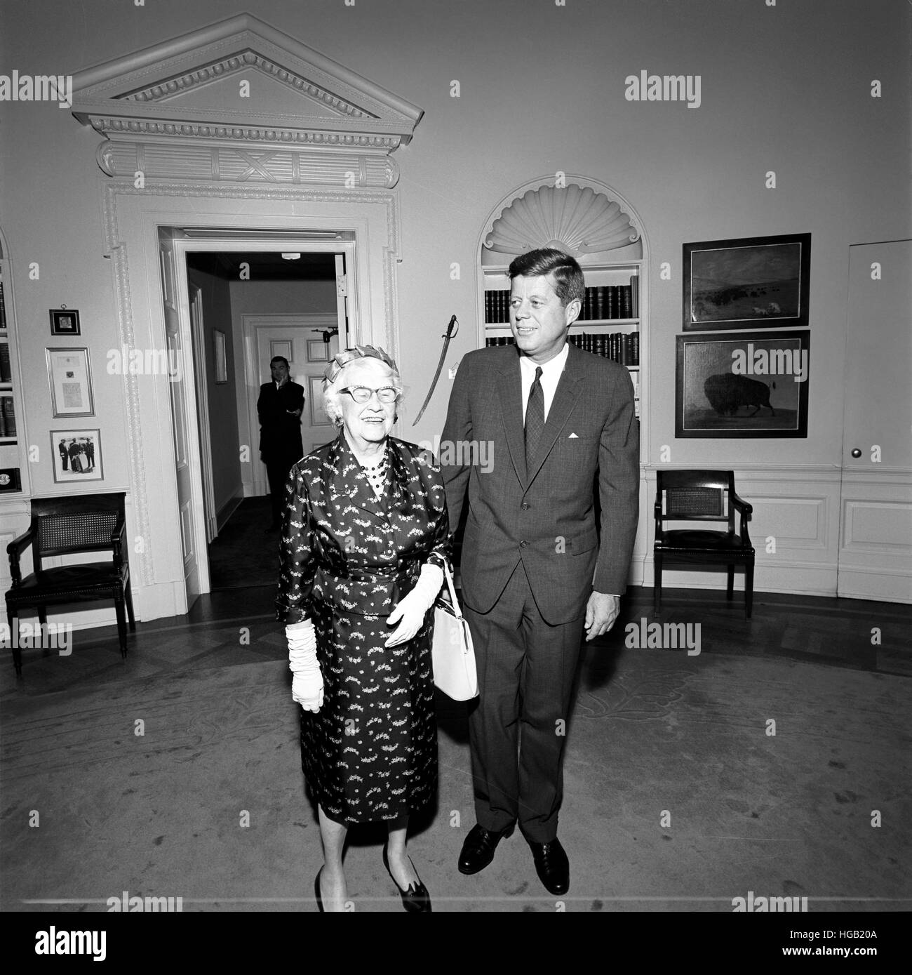 Präsident John F. Kennedy mit Zeitungsverlag im Weißen Haus. Stockfoto