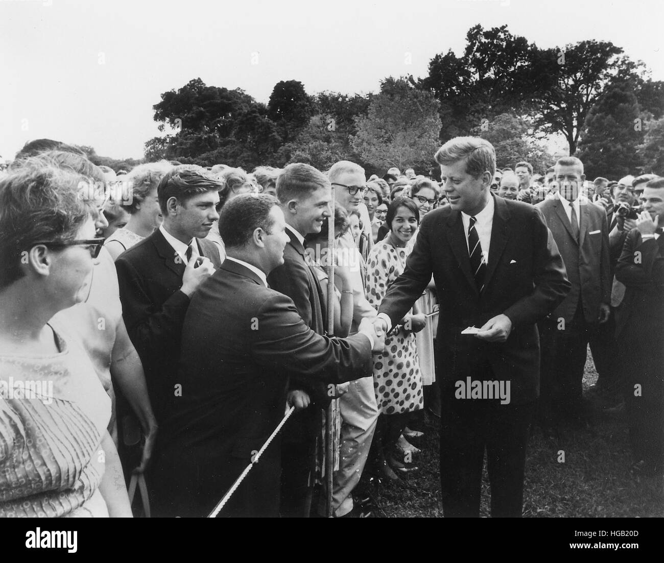 Präsident Kennedy grüßt Peace Corps Freiwilligen auf dem Rasen des weißen Hauses Süd. Stockfoto