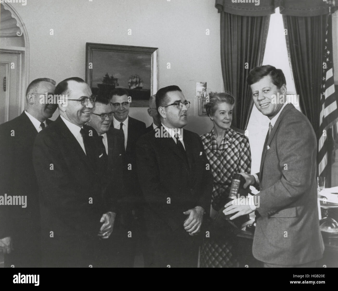 Präsident Kennedy präsentiert die ersten Bände der öffentlichen Arbeiten. Stockfoto
