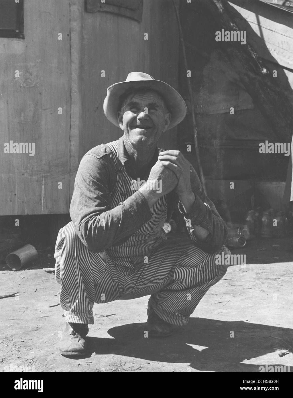 Ein Landwirt arbeiten arbeiten als Hilfsarbeiter umherziehenden Wanderarbeiter in Olivehurst, Kalifornien. Stockfoto
