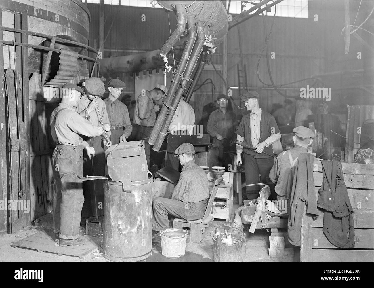 Arbeitnehmer, die Glasbläserei in einem grünem Glas-Unternehmen in Millville, New Jersey, 1937. Stockfoto