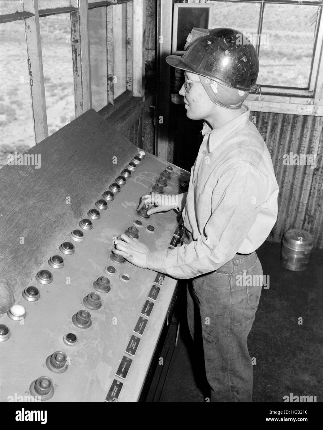 Mädchen-Steuerelemente laden der Kohle in Autos mittels Drucktasten, 1946. Stockfoto