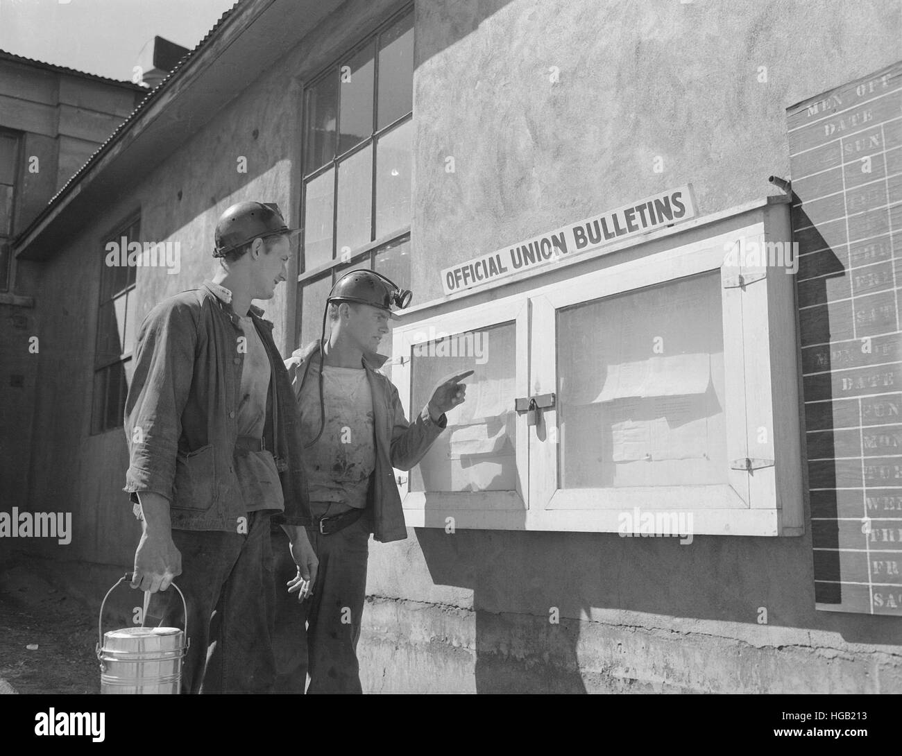 Bergleute lesen eine Ankündigung am schwarzen Brett in der Mine, 1946. Stockfoto