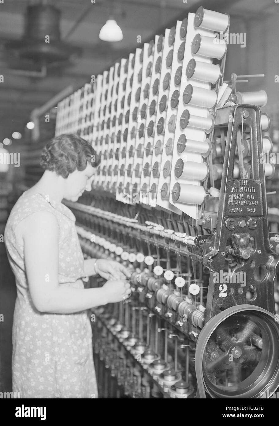 Frau Warpfilling Thread auf einem Webstuhl, 1936. Stockfoto