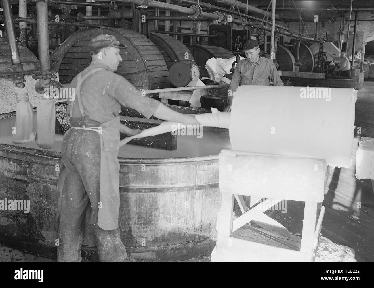 Männer waschen und Einrichtung von Papier bei der amerikanischen Briefpapier Co., 1936. Stockfoto
