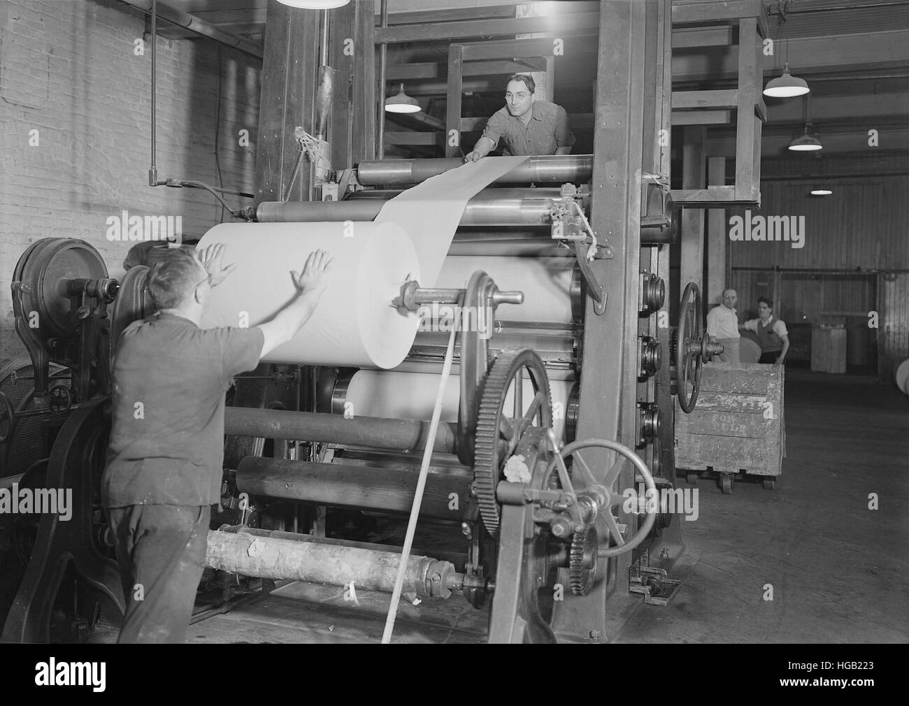 Arbeitnehmer, auf Rollen, Inbetriebnahme bei der amerikanischen Briefpapier Co., 1936. Stockfoto