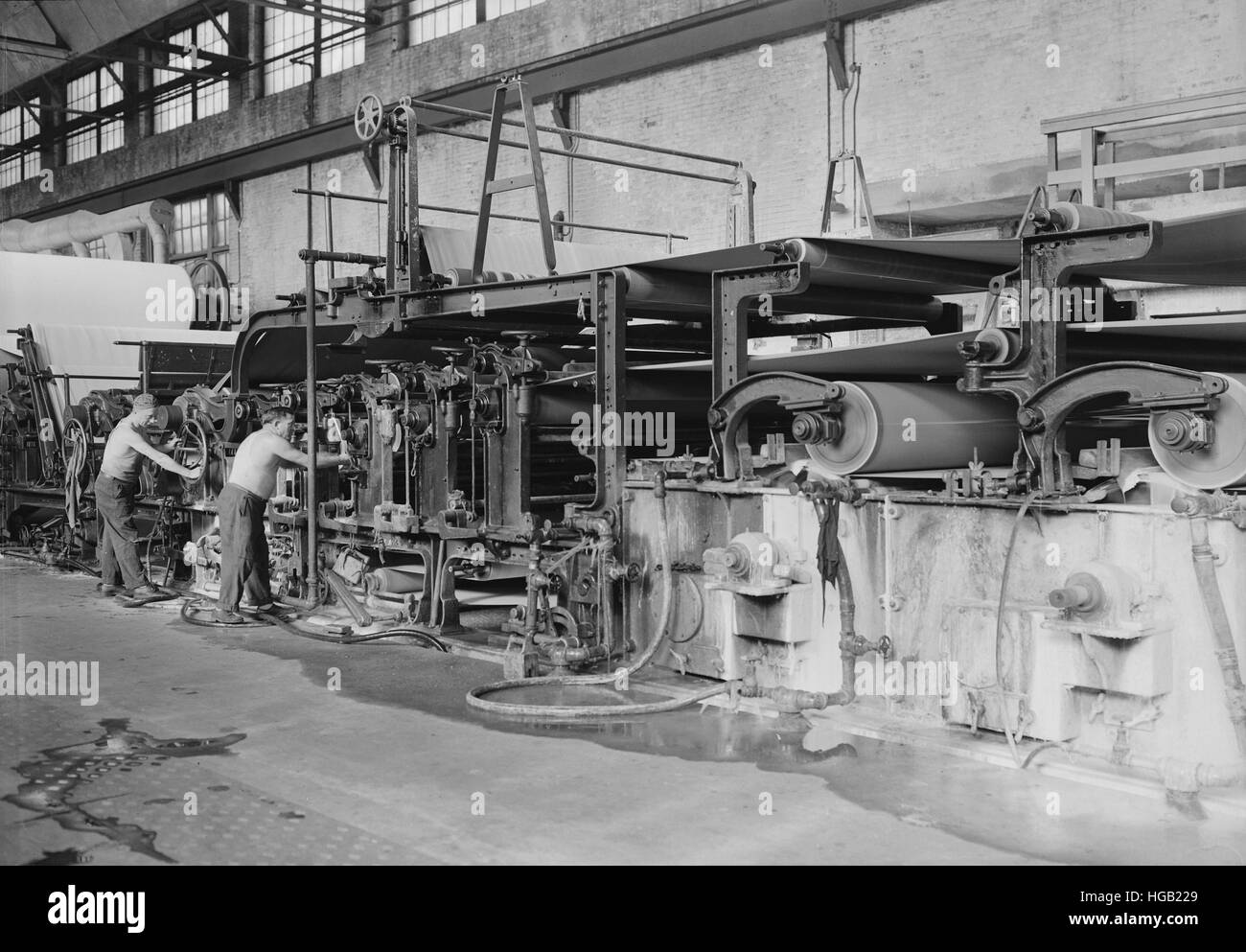 Arbeiter, die Matchboard auf Zylinder Maschinen, 1936. Stockfoto