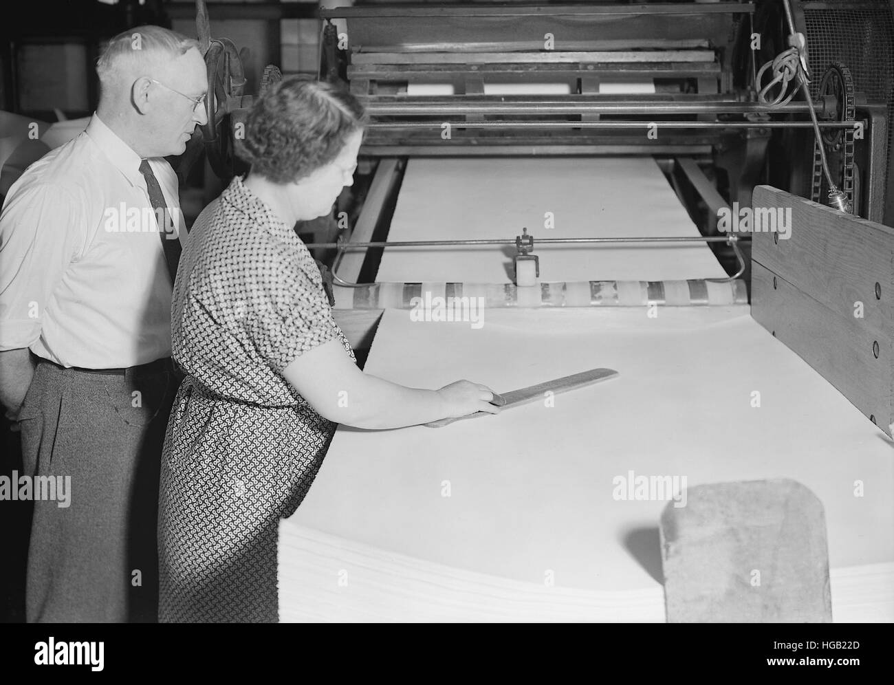 Arbeitnehmer mit einem Finley Cutter bei der amerikanischen Briefpapier Co., 1936. Stockfoto