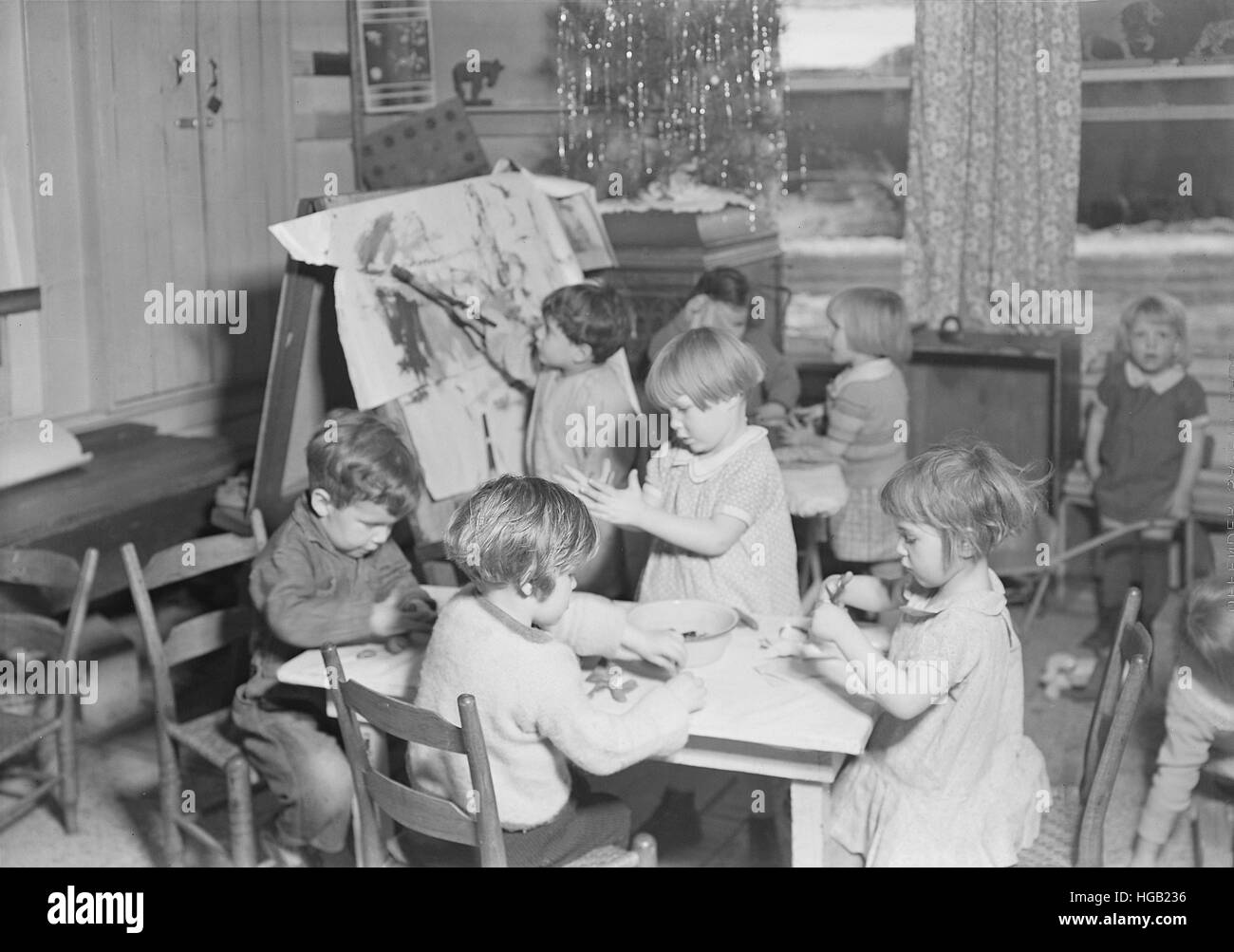 Kinder spielen in einer WPA-Gärtnerei in Scotts Run, West Virginia, 1937. Stockfoto