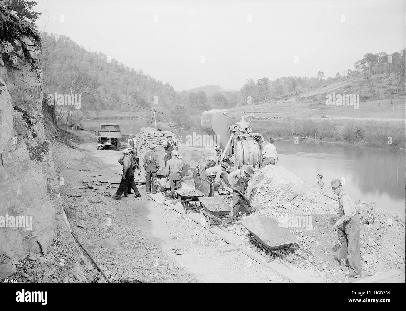 Arbeiter gießen die erste Charge von Beton bei Norris Damm, Tennessee, 1933. Stockfoto