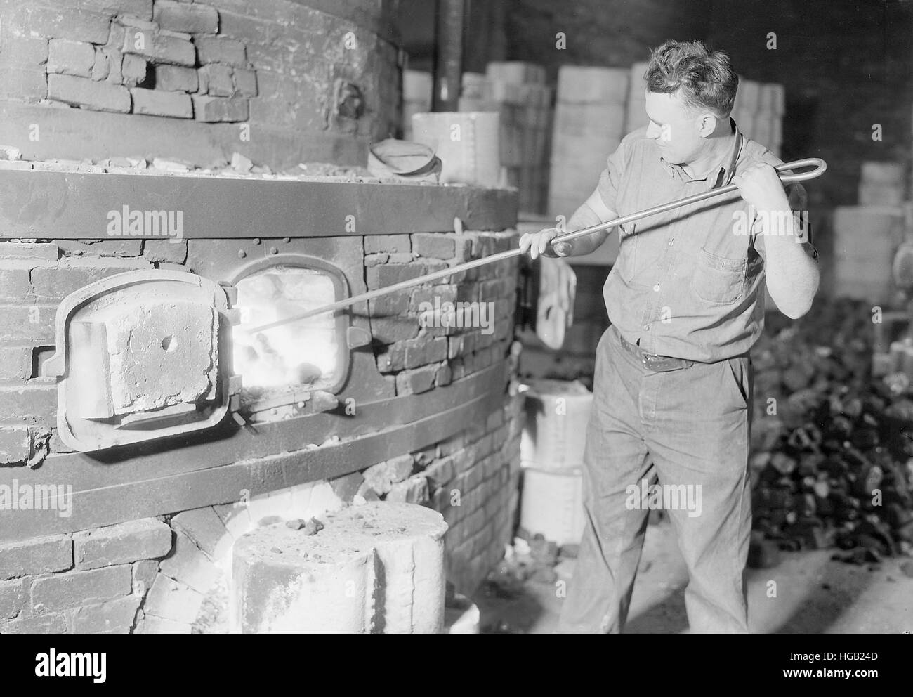 Kopf Brennofen Feuerwehrmann am südlichen Töpfereien, Elroy, Tennessee, 1933. Stockfoto