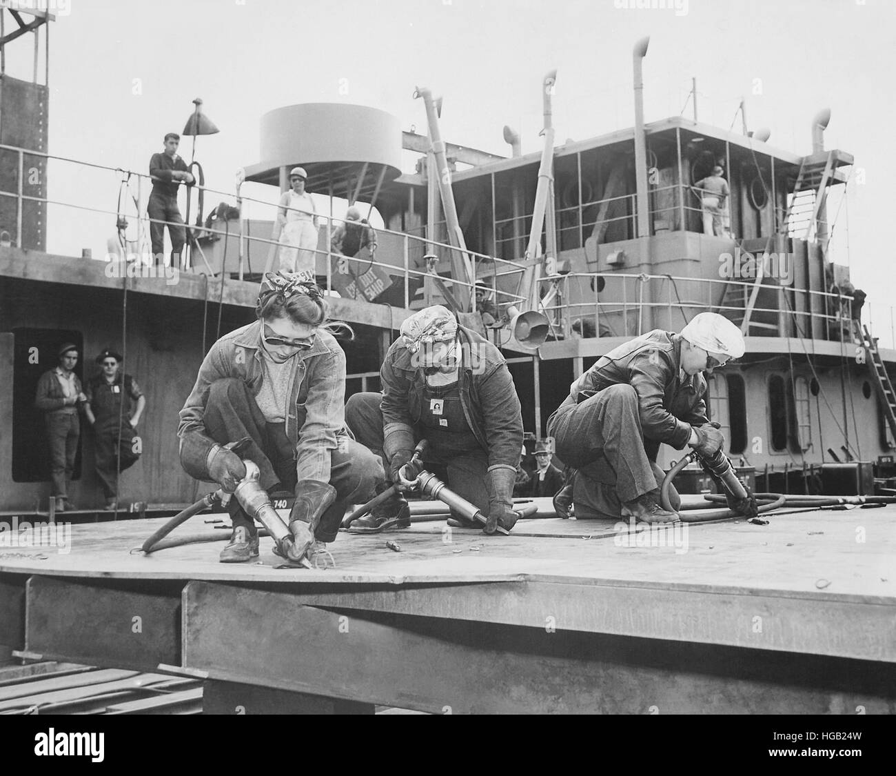 Drei Frauen Hacker arbeiten in einer Schiffbau-Werft. Stockfoto